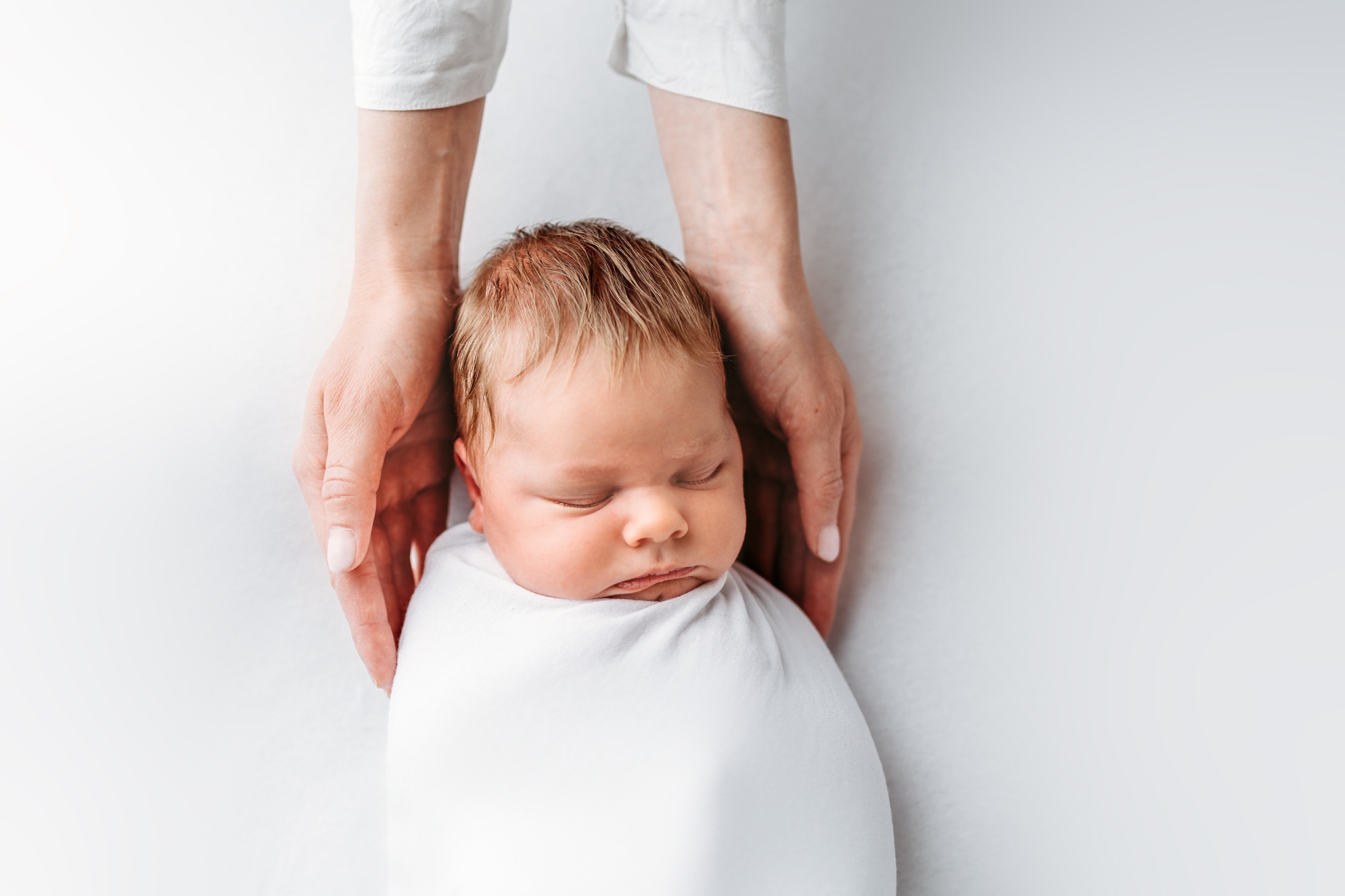Nyfødtfotografering baby gutt hvitt