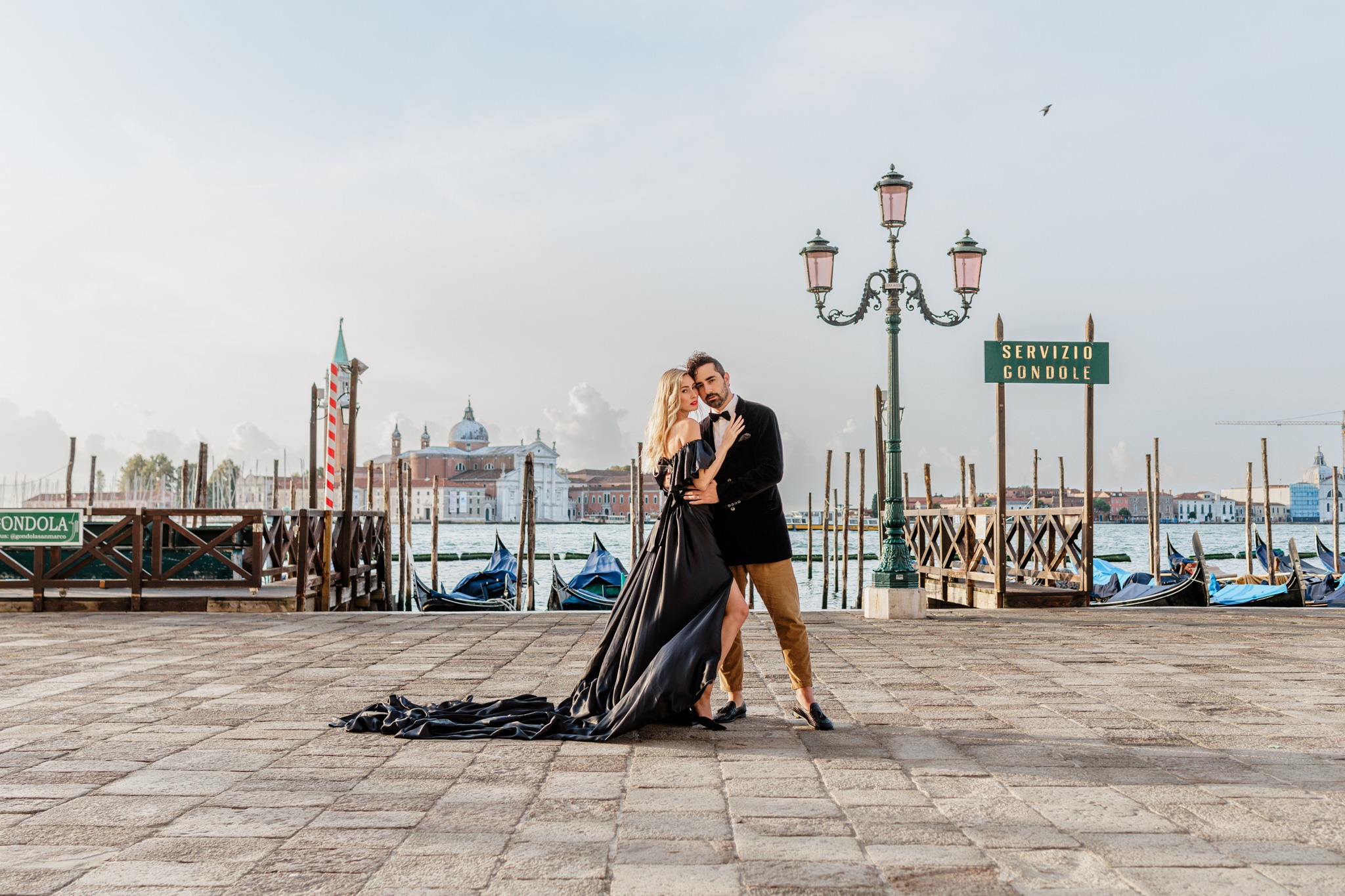 wedding Venice, Venice elopement pictures, black wedding dress